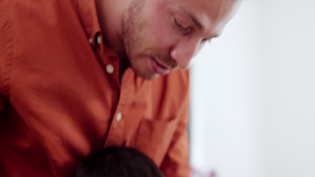 familia preparando comida juntos