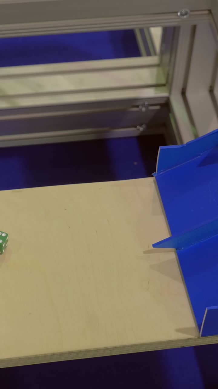 Braço robótico pegando e colocando dados verdes em uma calha