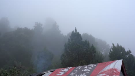 un campamento a medio camino de la cima del volcán acatatenango en guatemala