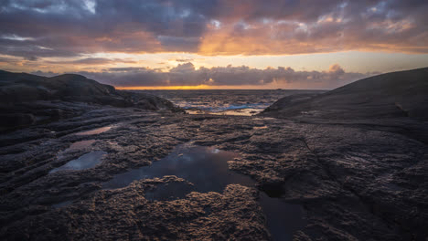timelapse del atardecer del paisaje costero. escenario dramático