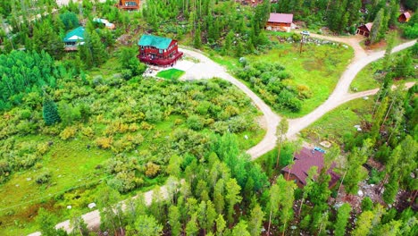 Cabañas-En-El-Bosque-Rodeadas-De-Bosque-De-Pinos-En-Un-Barrio-Rural-Aislado-Con-Caminos-De-Tierra