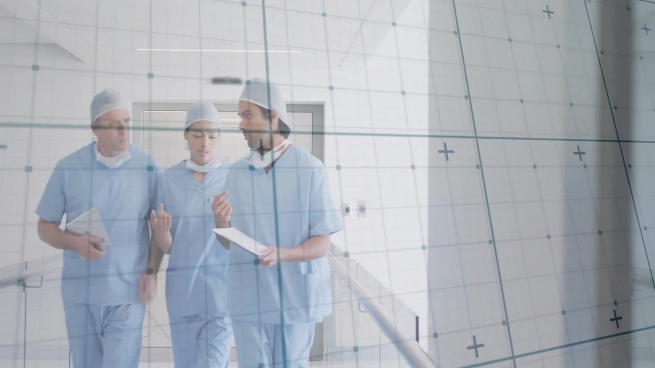 Cirurgião sênior saindo da sala e liderando a equipe na revisão de dados animados de pacientes em tablet.