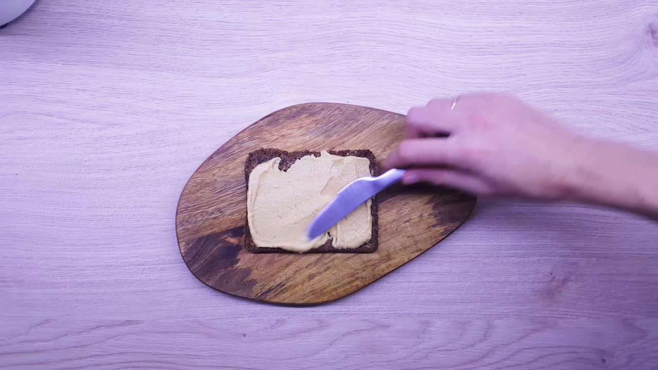 Ekmek üzerinde fıstık ezmesi