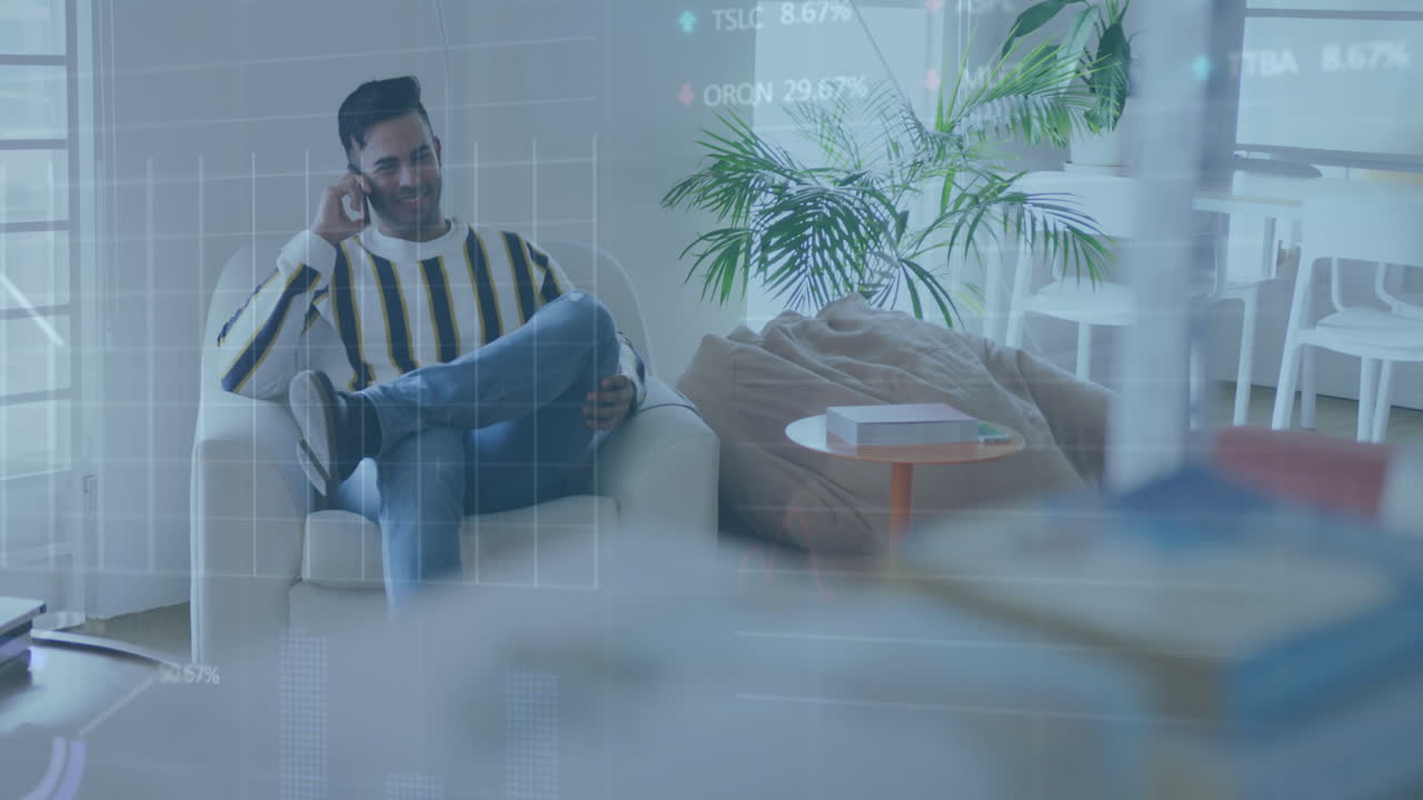 Animasjon av aksjemarkedsdatabehandling over en birasial mann som snakker i smarttelefon på kontoret.