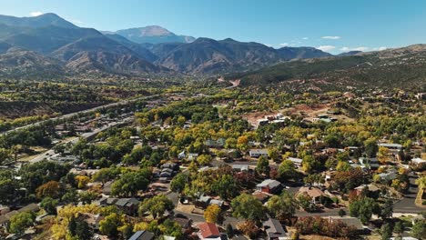 Recorrido-De-Camiones-Con-Drones-A-Través-Del-Vecindario-De-Subdivisión-Fuera-Del-Jardín-De-Los-Dioses,-Colorado,-Fuera-De-La-Autopista