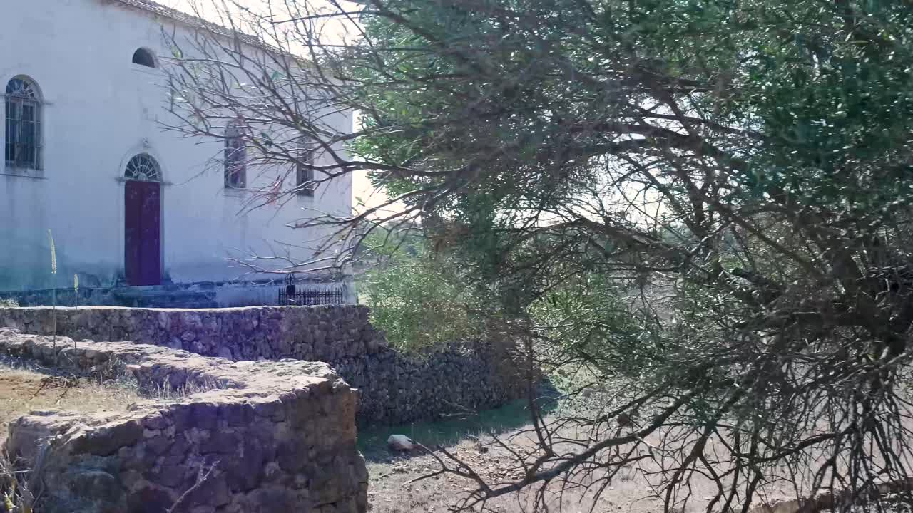 antigua iglesia abandonada en un paisaje rural