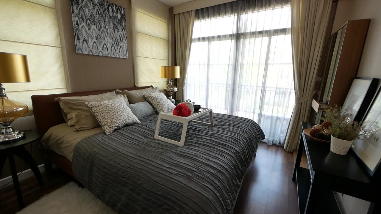 Elegante camera da letto padronale con splendidi oggetti decorativi.