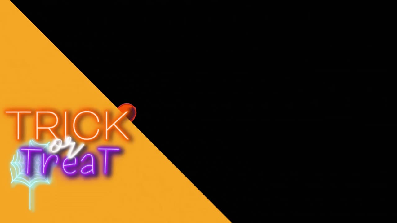 animación de texto de truco o regalo de halloween sobre una telaraña y naranja con fondo negro.