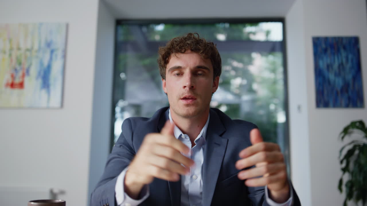 Uomo insoddisfatto che urla durante una chiamata online, primo piano. POV di un capo nervoso che parla