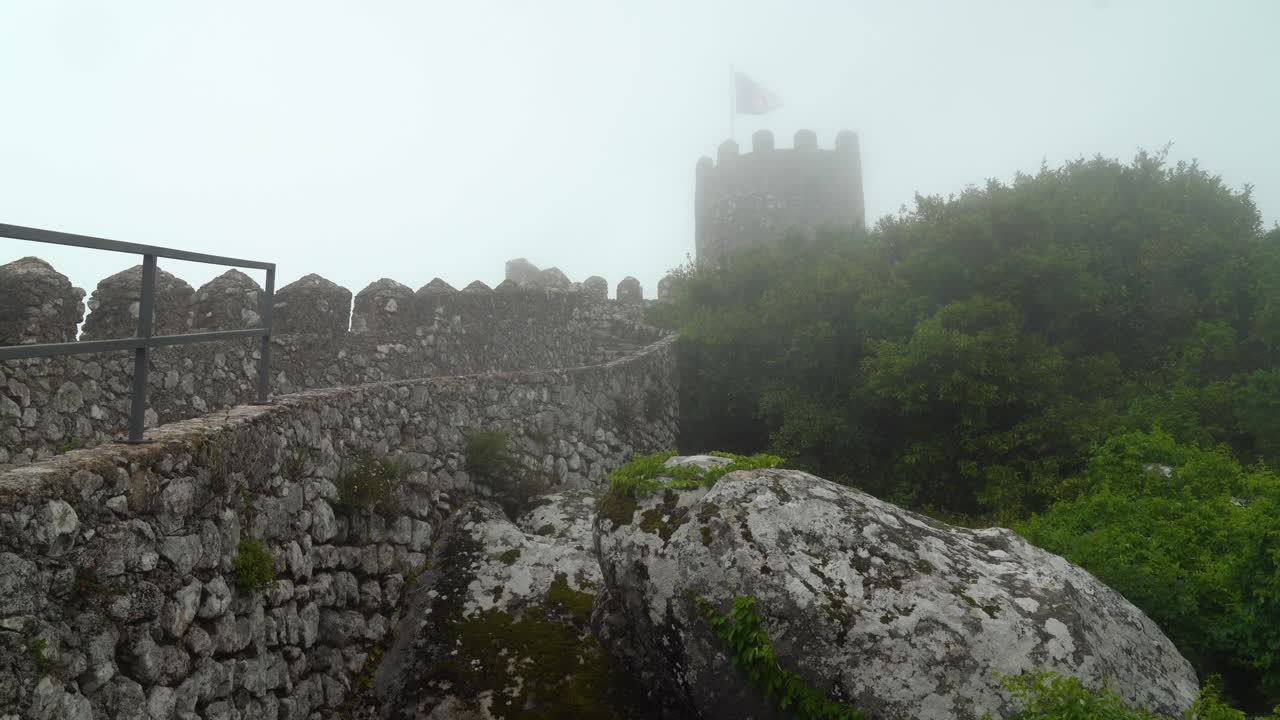el viento sopla una fuerte neblina en la torre del castillo de los moros