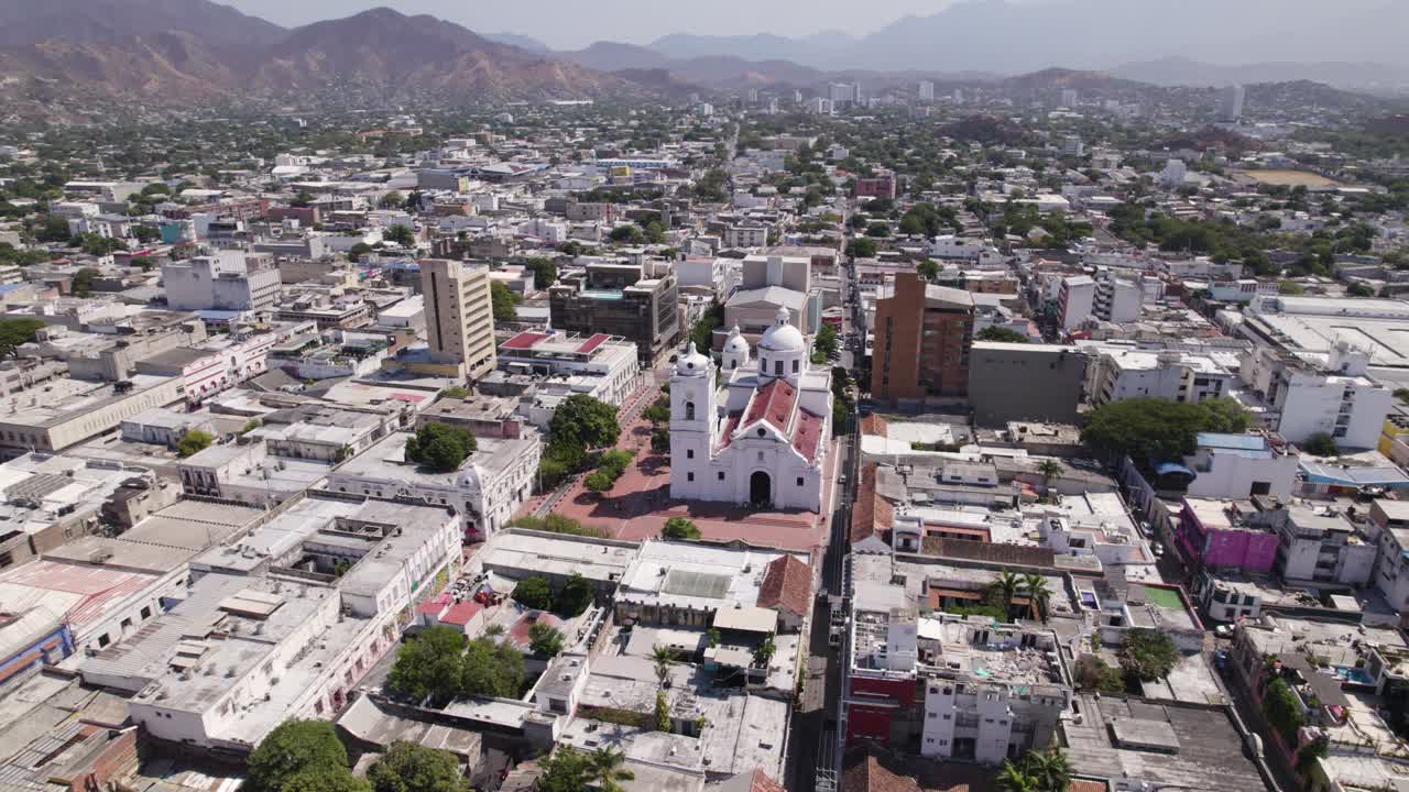 Panorama scenografico con ripresa aerea orbitale intorno alla Cattedrale Basilica di Santa Marta, Colombia.