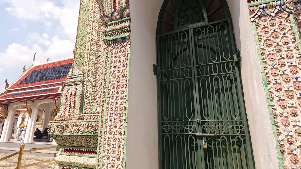 방의 wat phra kaew의 화려한 건축물에 대한 자세한 탐구, 밝은 낮빛 아래 생생한 색상과 복잡한 디자인을 보여줍니다.