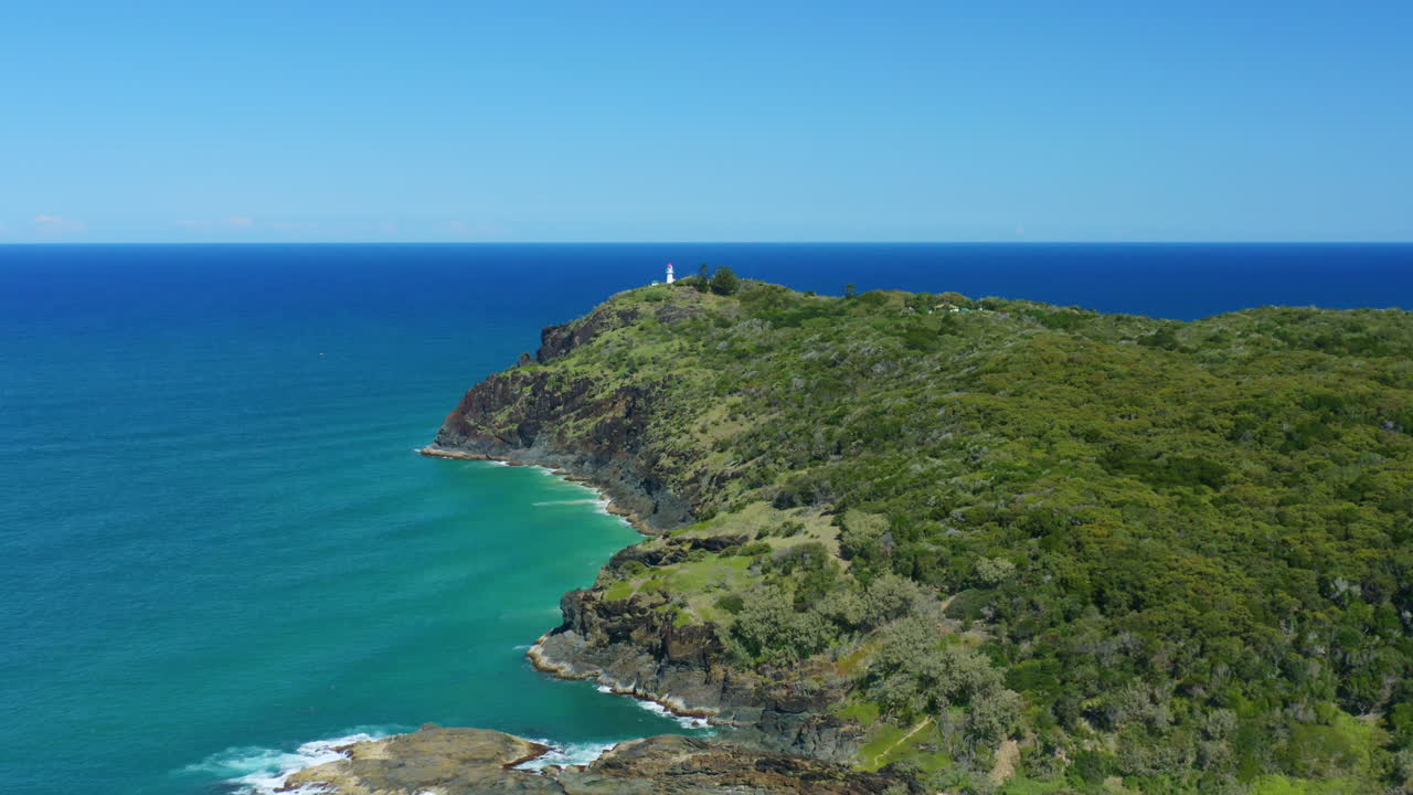 푸른 바다가 내려다보이는 바위 절벽 위의 공중 드론
