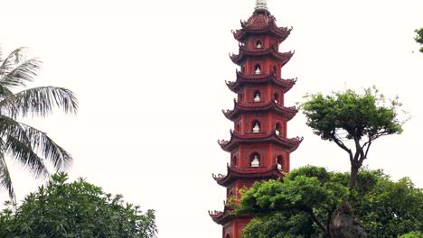 pagoda rodeada de árboles en hanoi, vietnam