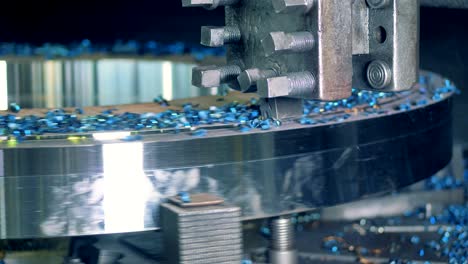 el molinillo de metal hace líneas en un disco. máquina de fresado cnc de metalurgia.