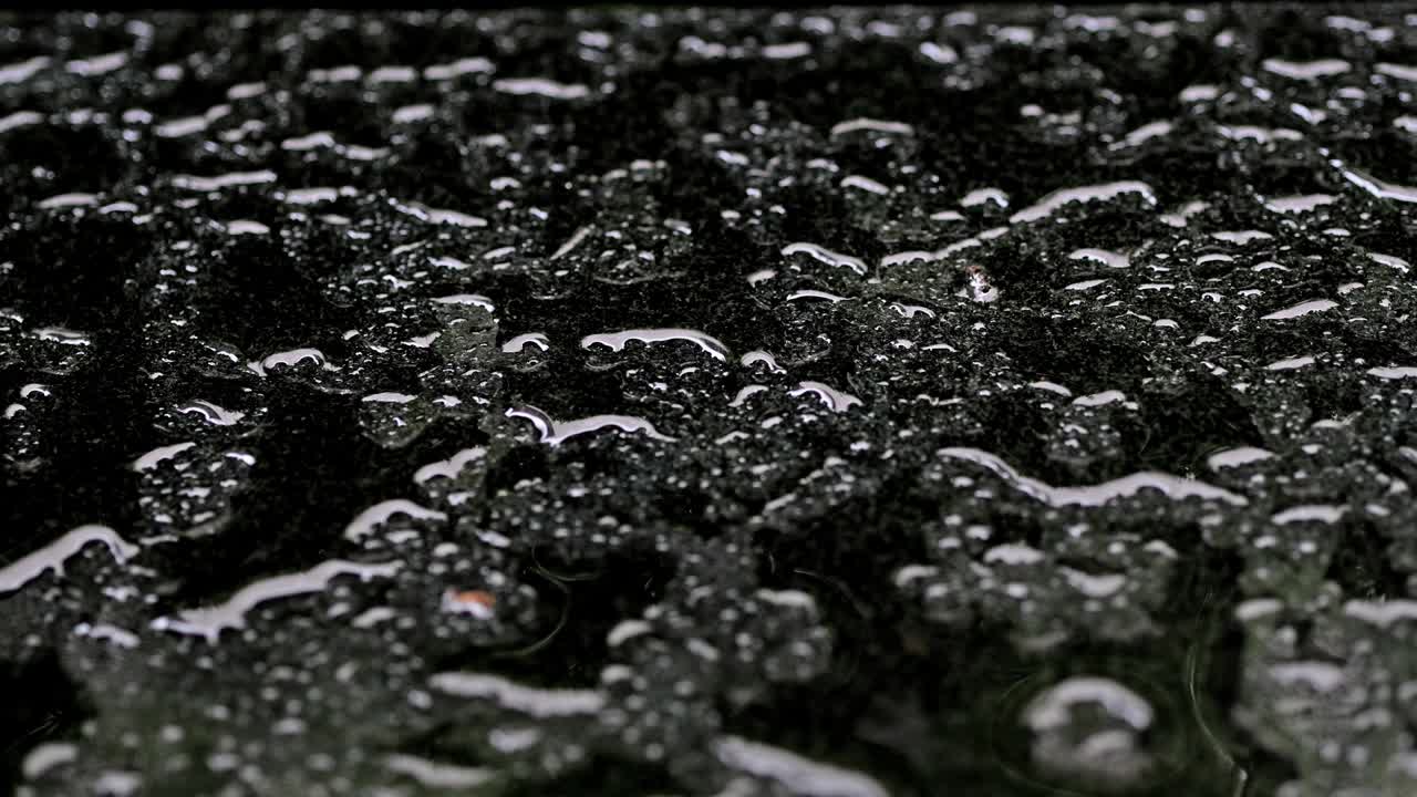 gota de lluvia en el mármol negro