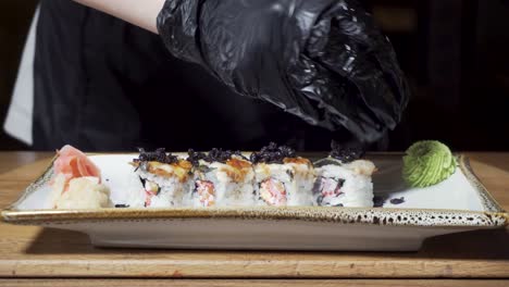 el chef preparando sushi