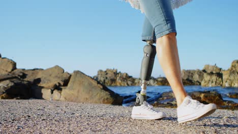 mujer discapacitada caminando en la playa 4k