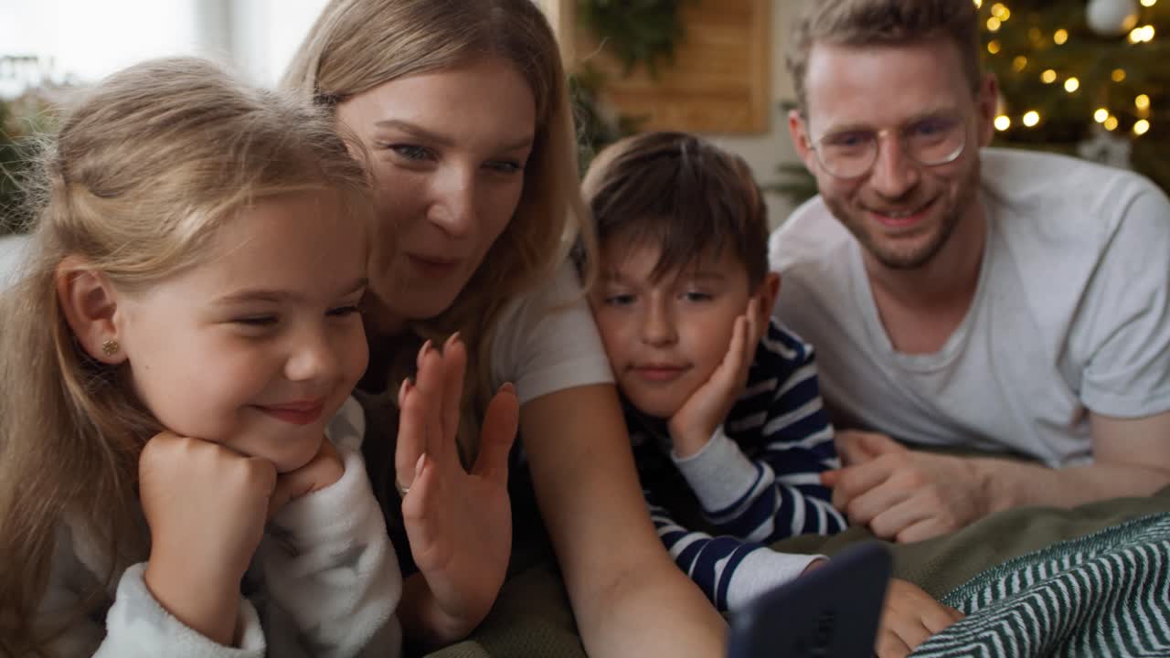 크리스마스 기간 동안 스마트폰을 사용하는 가족