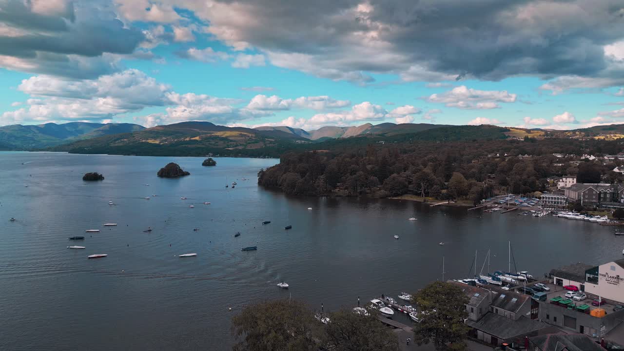 escena aérea del distrito de los lagos que muestra el lago windermere, bosques, colinas, páramos, barcos y agua reflectante
