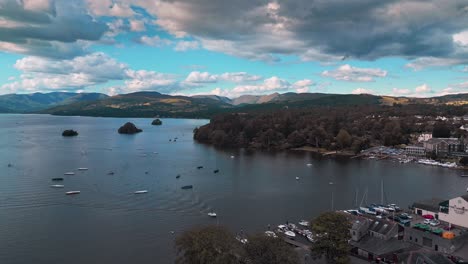 Escena-Aérea-Del-Distrito-De-Los-Lagos-Que-Muestra-El-Lago-Windermere,-Bosques,-Colinas,-Páramos,-Barcos-Y-Agua-Reflectante