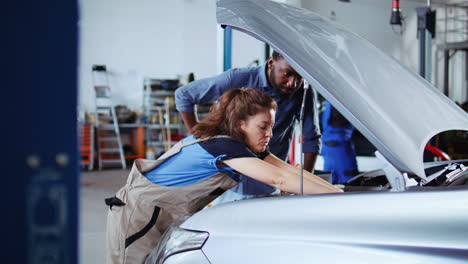 Mechaniker-In-Der-Garage-Reinigt-Das-Auto-Des-Kunden