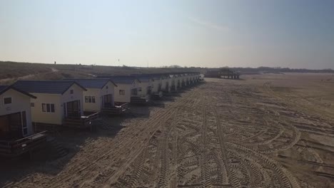 Antena:-La-Presa-De-Veerse-Con-Casas-De-Playa-Turísticas