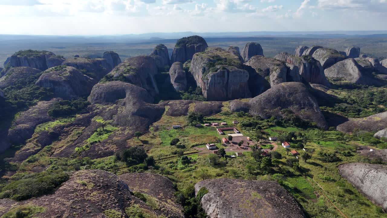 Panoramica aerea mozzafiato con drone ad alta quota delle torri di pietra di Pedras Negras de Pungo Andongo nella provincia di Malanje, Angola, Africa, circondate da lussureggianti pianure tropicali