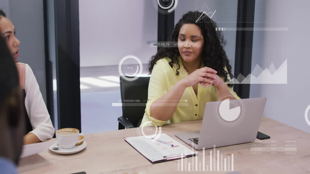 animación de procesamiento de datos y diagramas sobre diversos colegas discutiendo el trabajo en la oficina