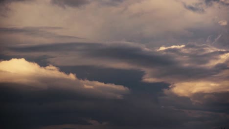 Schönes,-Weiches-Sonnenuntergangslicht-Aus-Verschiedenen-Winkeln