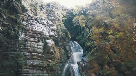 Cascada-Con-Pared-De-Roca-Goteando-Agua-En-Cámara-Lenta