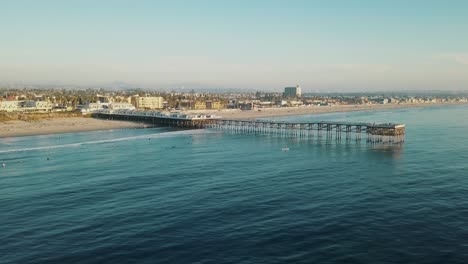 Hermosa-Toma-Aérea-De-4k-Del-Puente-Del-Muelle-De-La-Playa-Pacífica-En-San-Diego-California---Turismo---Atracción-Turística