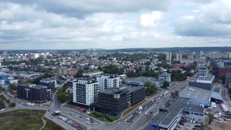 toma de drone de la ciudad. haciendo zoom