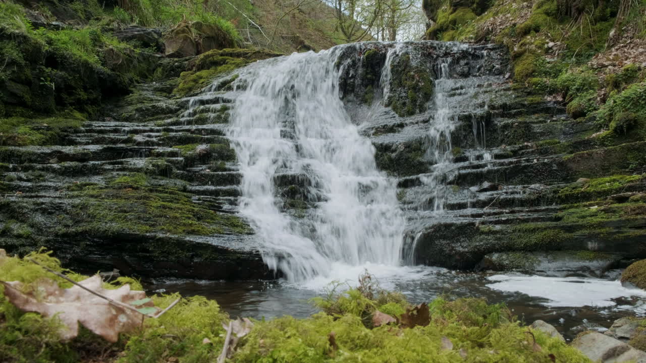 Vandfald i skov 4k slideroptagelse.