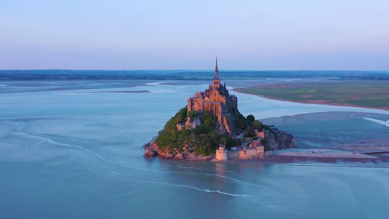 hermosa toma aérea del mont saint michel en normandía francia a la luz del atardecer