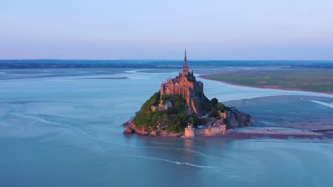 Hermosa-Toma-Aérea-Del-Mont-Saint-Michel-En-Normandía-Francia-En-La-Luz-Del-Atardecer