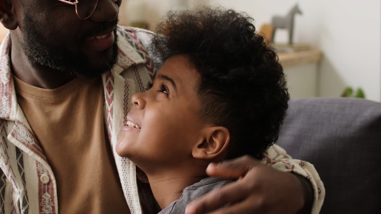 отец и сын обнимаются в гостиной