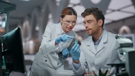 mujer científica enseñar asistente para hacer investigación en el laboratorio. médico insatisfecho