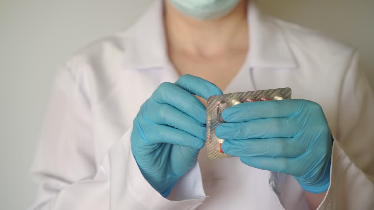 el médico toma una píldora del blister 01