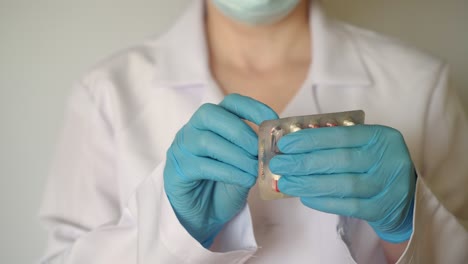el médico toma una píldora del blister 01