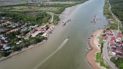 Vista-Aérea-En-Barco-De-Regreso-Al-Pueblo-De-Kuala-Muda,-Separe-Kedah-Y-Penang.