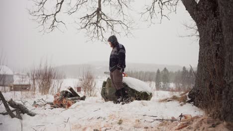 Mann-Im-Wald-Inmitten-Von-Schneefall-Im-Winter