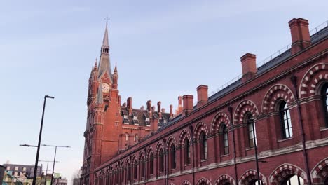 Exterior-Del-Edificio-De-Ladrillo-Rojo-De-La-Estación-Internacional-De-Tren-De-St-Pancras,-Punto-Emblemático-De-Londres