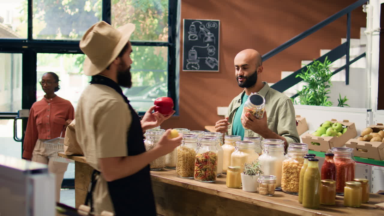 판매자는 고객에게 대량 품목을 보여줍니다.