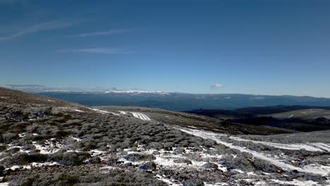 Foto-Panorámica-De-Un-Sistema-Montañoso-Nevado-Y-El-Cielo-Azul-En-El-Horizonte-De-Manzaneda,-Galicia