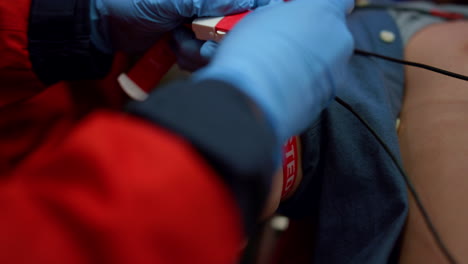 Paramédico-Poniendo-Torniquete-En-El-Brazo-Del-Paciente.-Doctor-Preparando-Al-Hombre-Para-El-Análisis-De-Sangre.