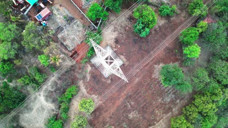 Vista-Superior-De-La-Torre-De-Transmisión-Con-Drones-En-El-Pueblo-De-Maharashtra,-India