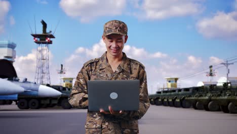 personal militar trabajando en una computadora portátil en una base militar
