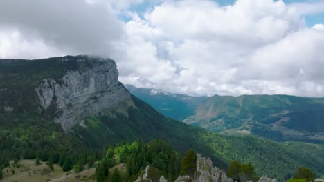 Supere-El-Acantilado-De-Roca-Hasta-El-Impresionante-Valle-De-Montaña-Con-Nubes,-El-Monte-Granier