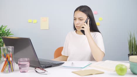 Female-student-speaking-angrily-on-the-phone.